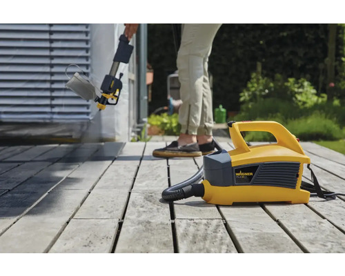 Farbspritzsystem zum Auftragen von Farbe auf einer Holzterrasse