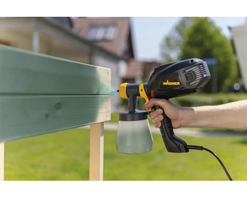 Farbsprühsystem beim Auftragen von Farbe auf ein Holzobjekt