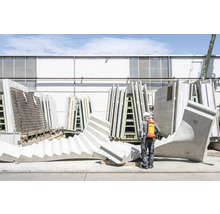 Betontreppe und Betonwandelemente auf einer Baustelle