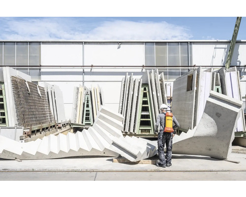 Betontreppe und Betonwandelemente auf einer Baustelle