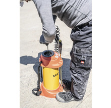 Handwerker befüllt Mörtelspritzgerät mit Rucksackfunktion