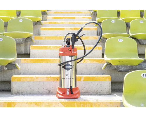 Mesto Logo Drucksprüher aus Edelstahl mit einem Volumen von 10 Litern auf einer Tribüne