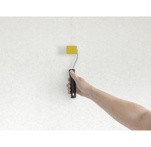 Hand bemalt Wand mit Farbroller gelb