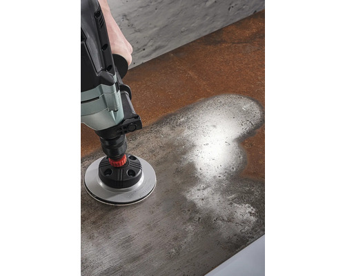 Schleifgerät im Einsatz auf einer Oberfläche