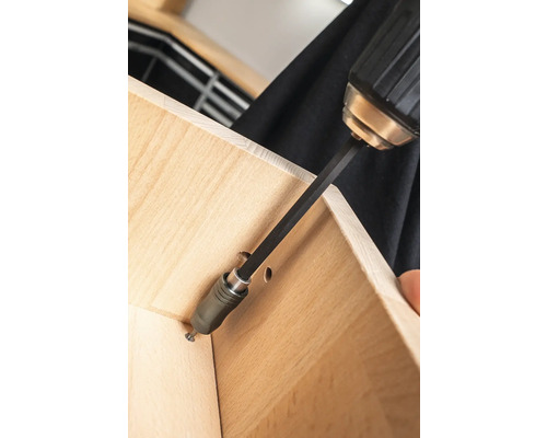 Akkuschrauber beim Schrauben in Holz