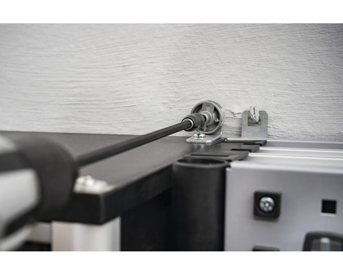 Detailansicht eines Garagentorantriebs mit Bohrmaschine.