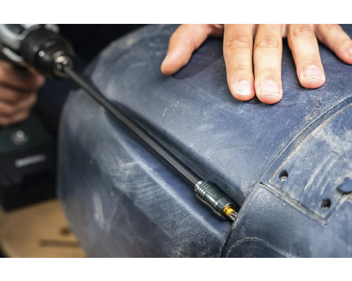 Eine Person bohrt mit einem Akkuschrauber in ein Werkstück.