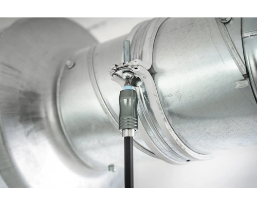 Montage einer Lüftungsleitung mit Schraubendreher