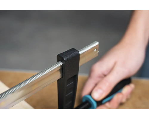 Metallsägebogen mit Metallsägeblatt in Verwendung