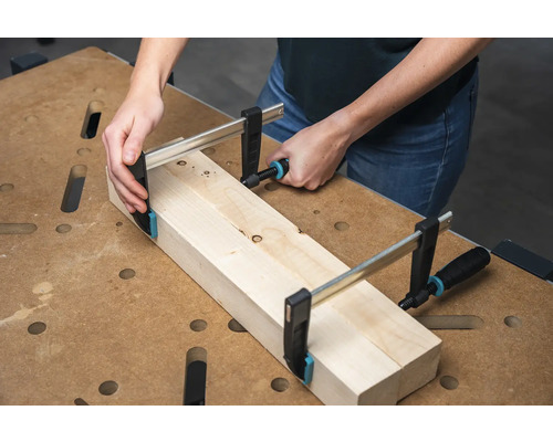 Holzbearbeitung mit Schraubzwingen zur Fixierung von Werkstücken auf einer Werkbank