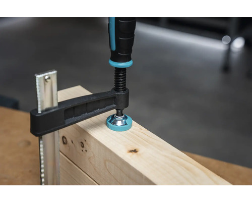 Werkbank mit Schraubzwinge zum Fixieren von Holz
