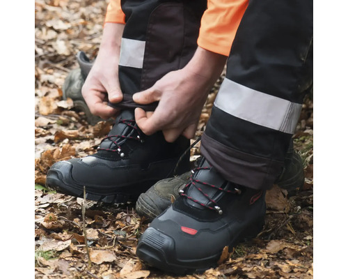 Forstarbeiter mit Forstschuhen und Forsthose