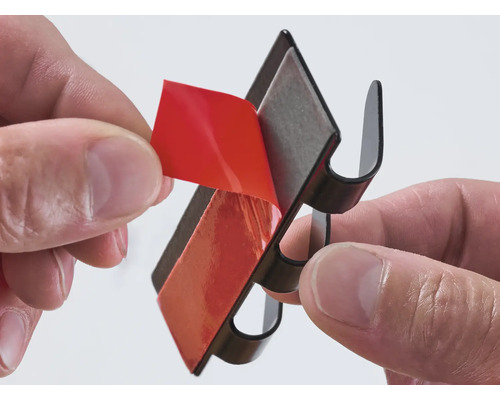 Aufnahme einer Klebehalterung, bei der die Schutzfolie abgezogen wird