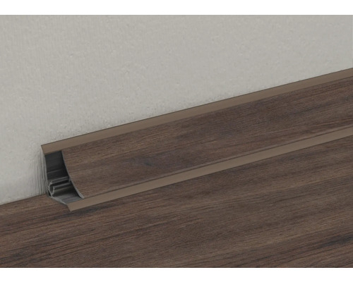 Sockelleiste aus Holzwerkstoff an einer Wand montiert