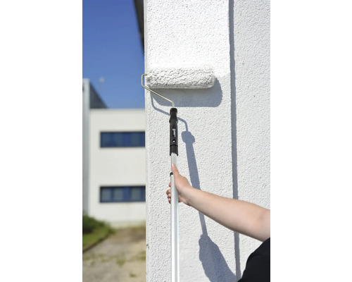 Anstreichen einer Wand mit einer Farbwalze mit Teleskopstiel