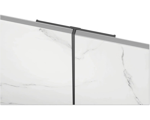 Wandverkleidung mit Marmordekor und Abschlussprofil