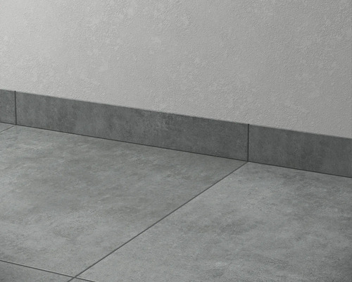 Graue Sockelfliesen an einer Wand