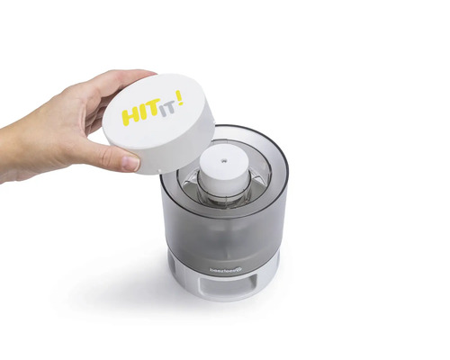 Beemteas HIT IT! Zerkleinerer mit Hand beim Öffnen des Deckels