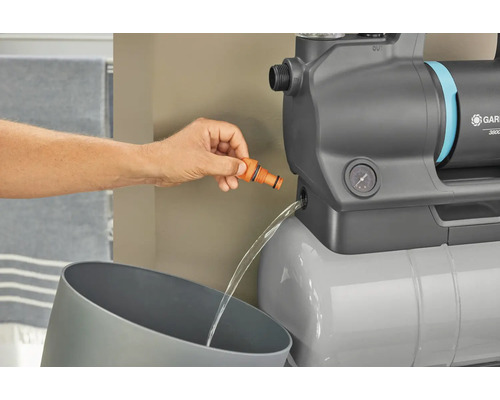 Gartenpumpe mit Wasserablauf in einen Eimer