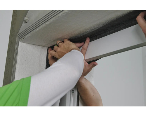 Montage einer Türdichtung am Türrahmen