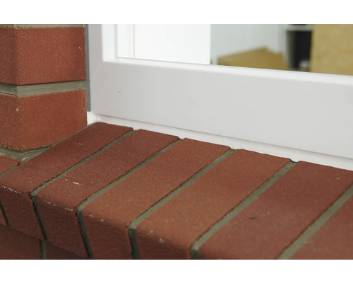 Detailansicht einer Fensterbank aus Mauerziegeln