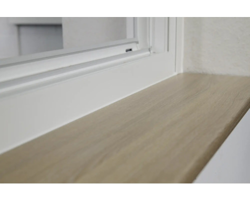 Nahaufnahme einer Fensterbank mit Holzoptik