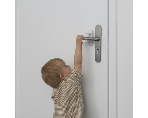Kind versucht, Tür mit Kindersicherung zu öffnen