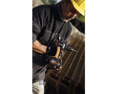 Mann mit gelbem Bauhelm benutzt einen Akku-Bohrschrauber