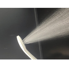 Handbrause mit laufendem Wasserstrahl