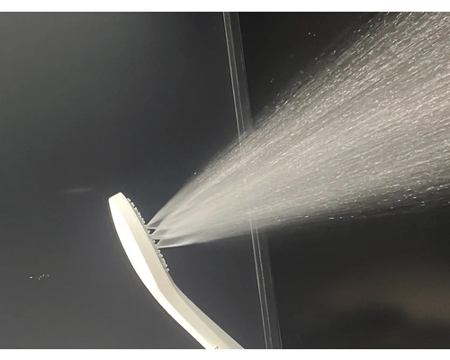 Handbrause mit laufendem Wasserstrahl