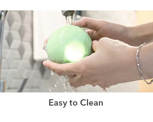 Eine Hand hält eine leuchtende Kugel unter einen Wasserhahn