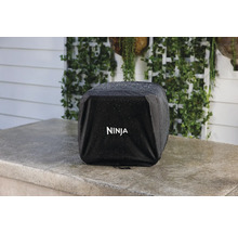 Schutzhülle für Ninja Grill auf einer Steinplatte mit Regentropfen