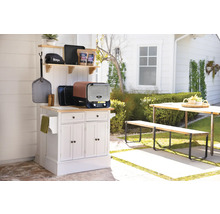 Außenküche mit Grill, Kochutensilien und Gartentischgruppe