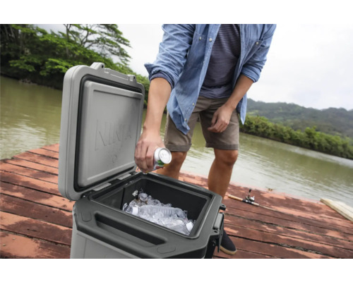 Geöffnete Kühlbox mit Eis und Getränken im Freien