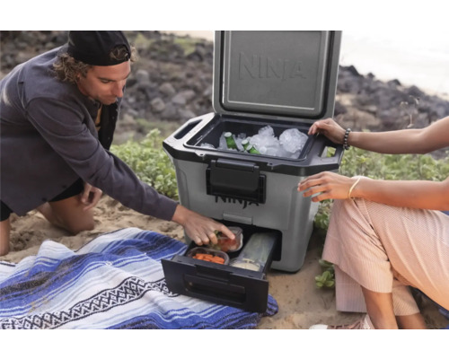 Personen, Kühlbox mit Eis und Getränken am Strand