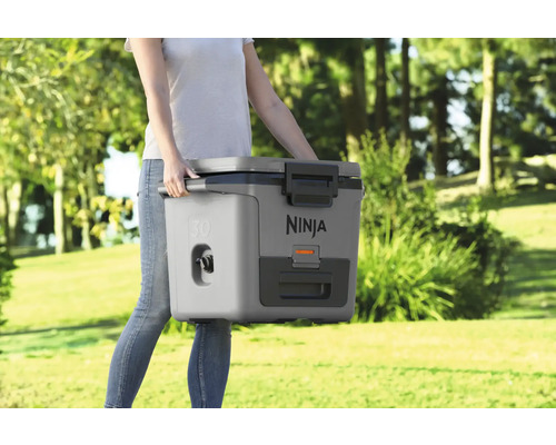 Frau trägt Ninja Kühlbox mit 30 Liter Fassungsvermögen im Freien
