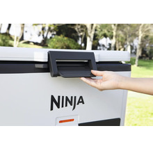 Person öffnet tragbare Kühlbox der Marke Ninja.