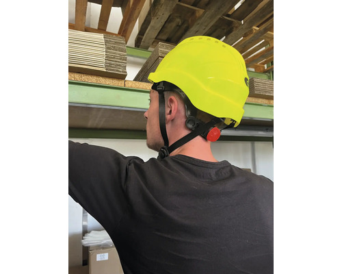 Gelber Bauhelm mit verstellbarem Kinnriemen