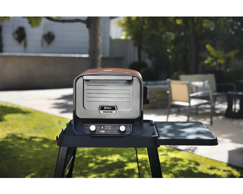Ninja Woodfire Elektrogrill auf einem Ständer im Freien
