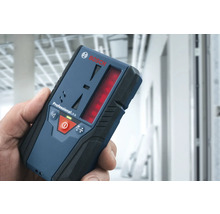 Bosch Logo. Bosch Professional LR 6 Linienlaser Empfänger in Hand