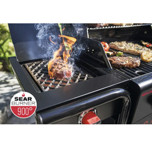 Gasgrill mit Sear Burner in Betrieb, Steak auf dem Rost