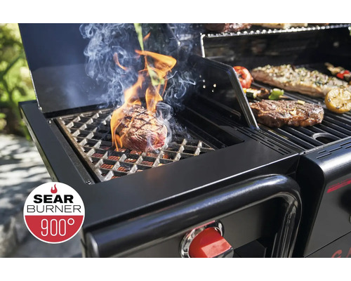 Gasgrill mit Sear Burner in Betrieb, Steak auf dem Rost