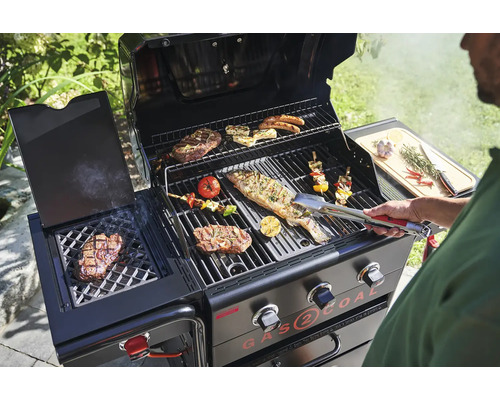 Gas-Kohle-Hybridgrill mit Grillgut im Freien.