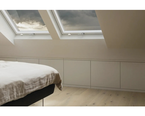 Helles Schlafzimmer im Dachgeschoss mit Dachfenstern und Einbauschränken