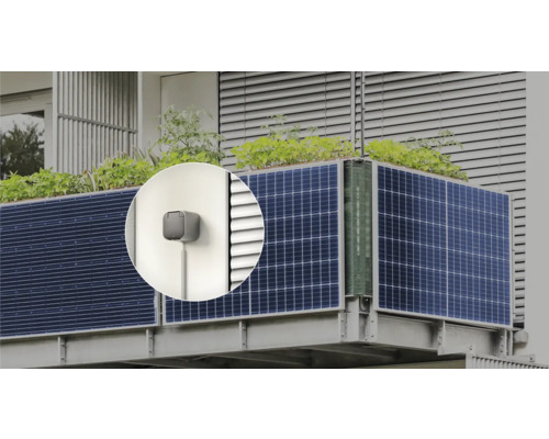 Balkonkraftwerk mit Solarmodulen und Steckdose
