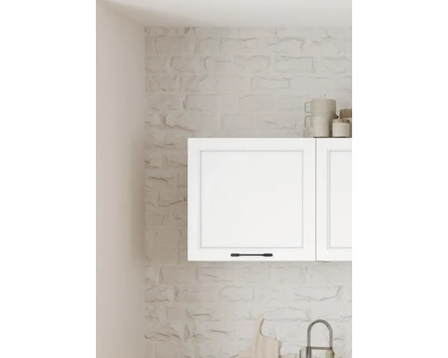 Hängeschränke mit Griffen vor einer Steinwand