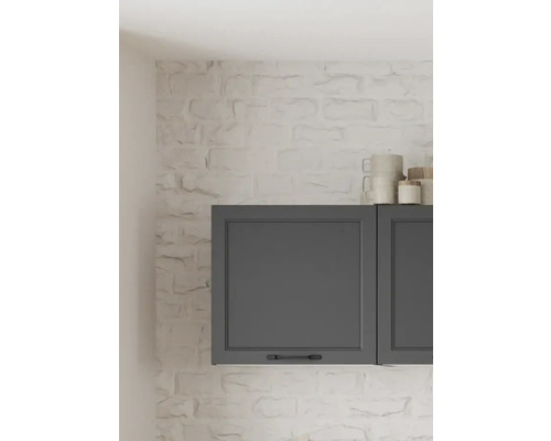 Graue Hängeschränke mit Griffen vor einer weißen Ziegelwand