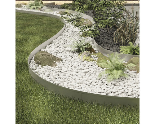 Gartenlandschaft mit Rasen, Kiesweg und Metalleinfassung