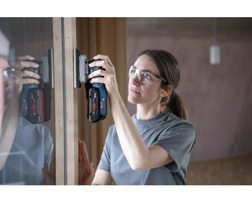 Frau schleift Holz mit einem Akku-Multischleifer von Bosch
