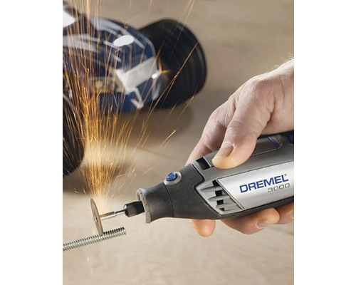 Dremel 3000 Multifunktionswerkzeug im Einsatz beim Schneiden eines Metallstabs, Funken fliegen
